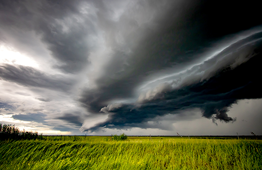 Unwetter über weiter Graslandschaft